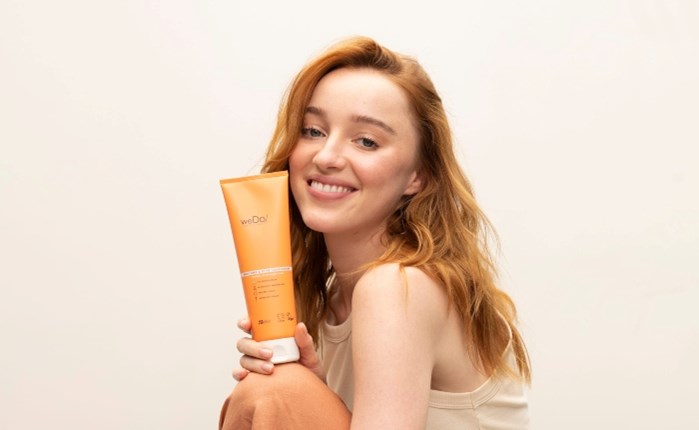 Phoebe Dynevor: H πρώτη Global Brand Ambassador του brand weDo/ Professional