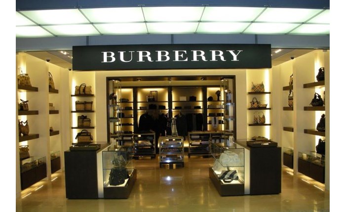 Burberry: Αντικαθιστά τον CEO 